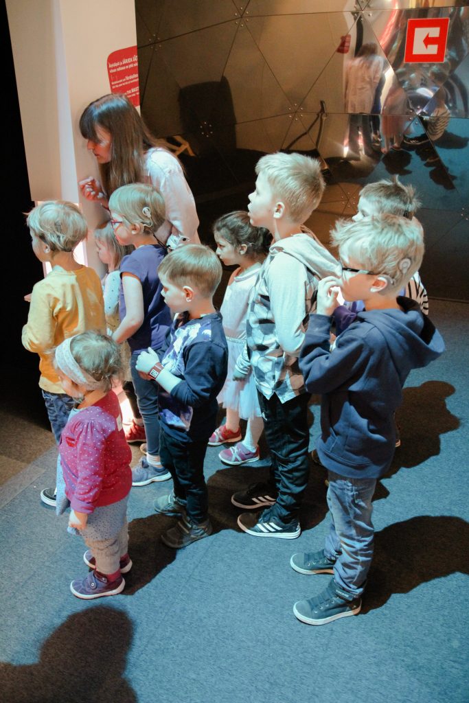 Ryhmä lapsia Heurekassa LapCI ry:n 2019 vuosikokouksen aikana