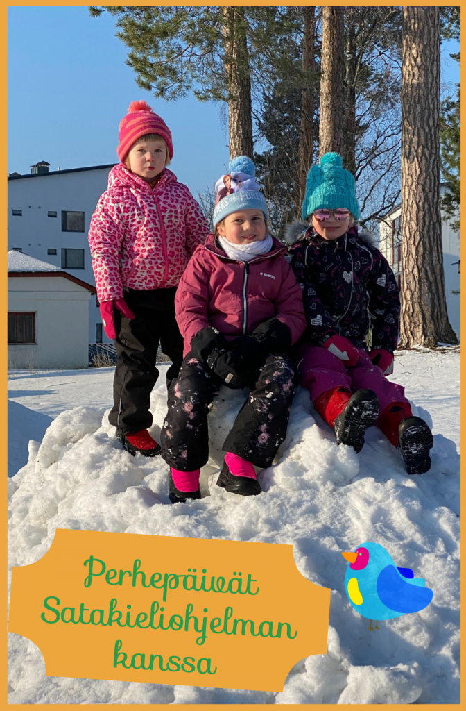 Perhepäivien lapsia istumassa lumikasassa