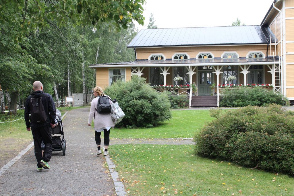 Osallistujia kävelemässä Viikinsaaren ravintolaa kohti