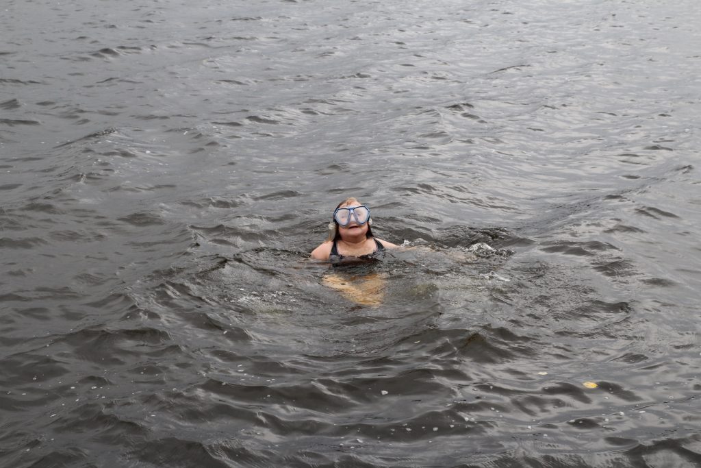Kuvassa lapsi vedessä uimassa