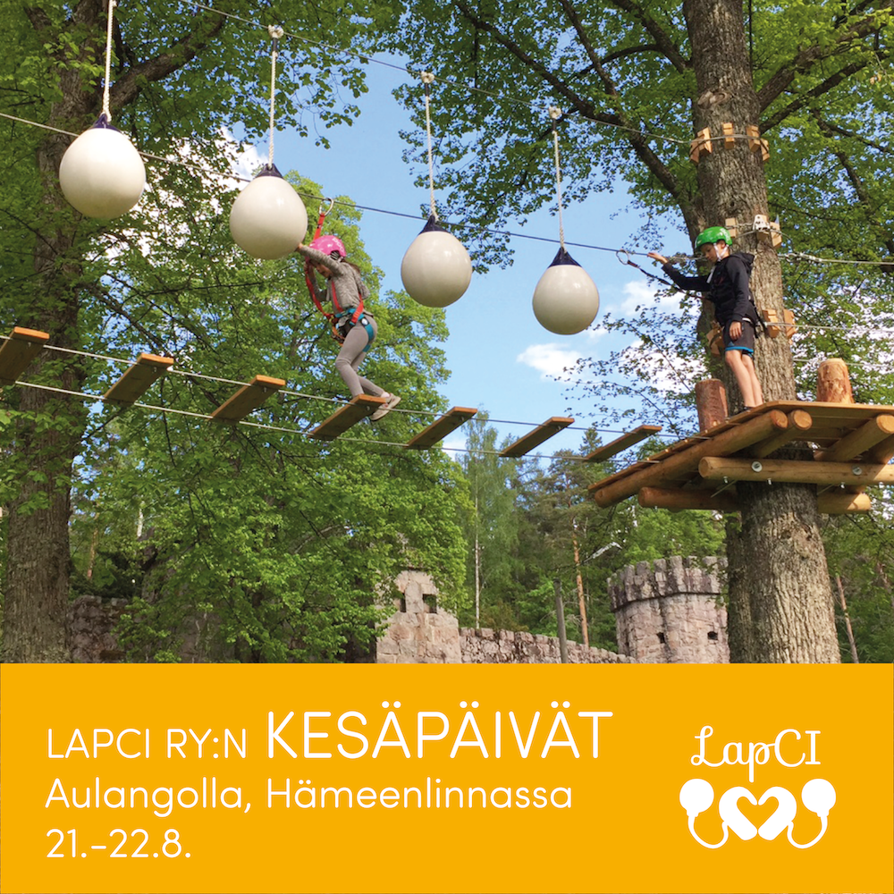 Kuvassa lapsia korkealla puussa kiipeämässä seikkailuradalla. Alla lukee "LapCI ry:n Kesäpäivät Aulangolla, Hämeenlinnassa 21.-22.8."