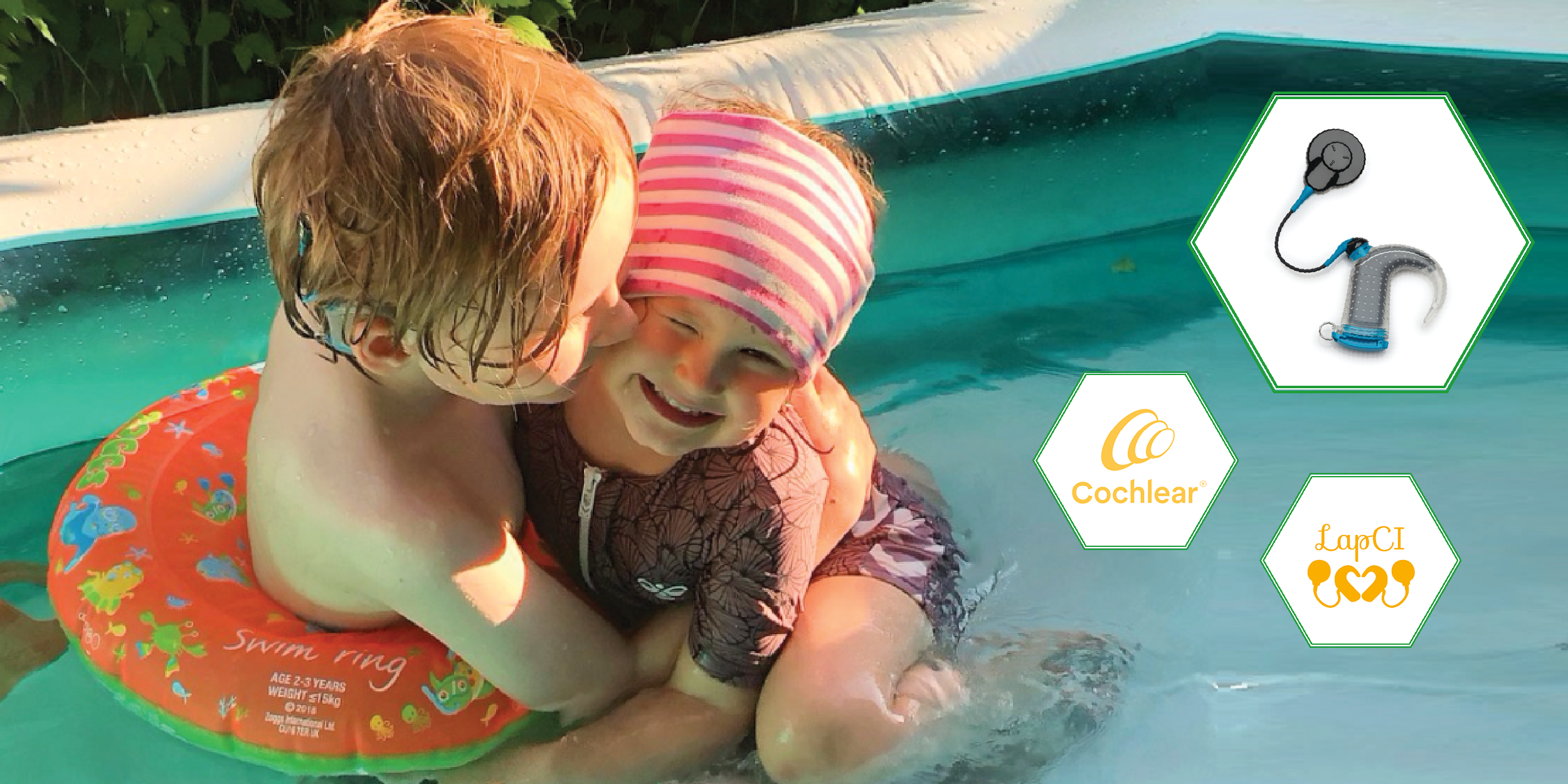 Kuvassa kaksi lasta leikkii vedessä, kuvioissa LapCI ry:n ja Cochlearin logot sekä Aqua+ -vesisuojus