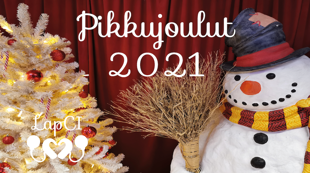 Teksti "Pikkujoulut 2021" Taustalla lumiukko, jolla on harja kädessä. Lumiukon vieressä joulukuusi ja joulukuusen etualalla on LapCI ry:n logo.