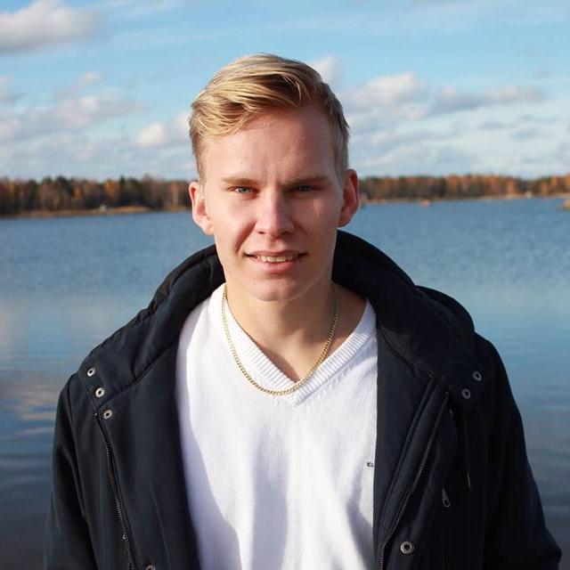 Kuvassa Antti Ropponen, taustalla järvimaisema.