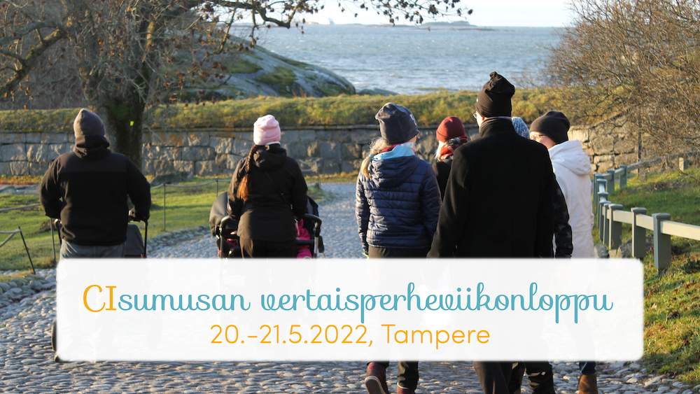 Kuvassa kuusi aikuista kävelevät tietä pitkin selkä kuvaajaan päin. Alhaalla teksti "Cisumusan vertaisperheviikonloppu 20.-21.5.2022. Tampere".