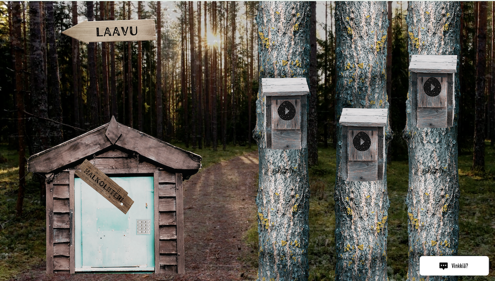 Kuvassa vasemmalla on halkoliiteri, jonka ovena on turvakaapin ovi. Oikealla kolme puuta, joiden rungossa on jokaisessa yksi linnun pönttö.