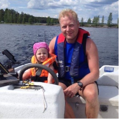 Kuvassa Antti Kyllönen ja hänen pieni tyttärensä Iida veneessä
