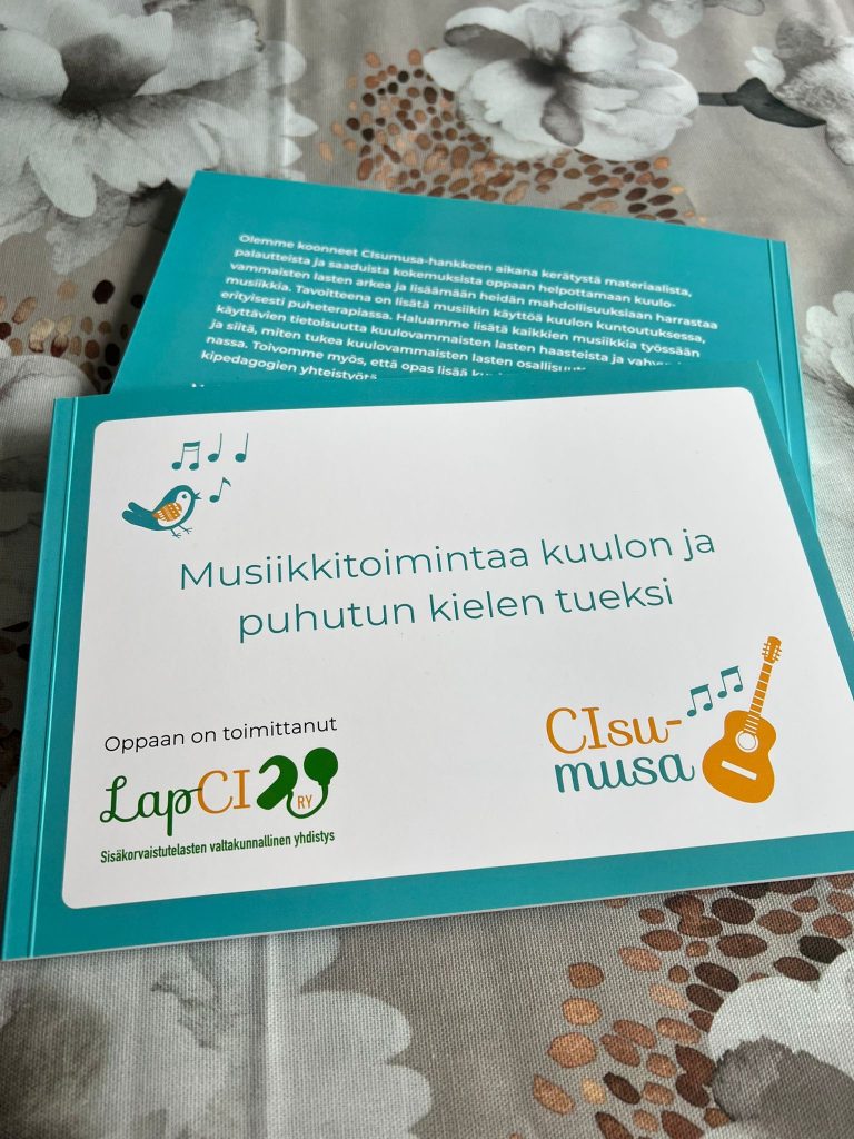 Kuvassa LapCI ry:n CIsumusa-hankkeen painettu versio oppaasta "Musiikkitoimintaa kuulon ja puhutun kielen tueksi".