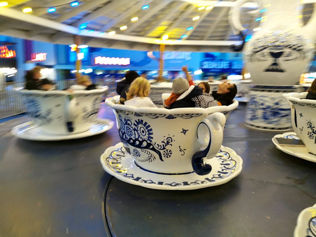 Kuvassa nuoria pyörivän kahvikupin kyydissä Linnanmäellä