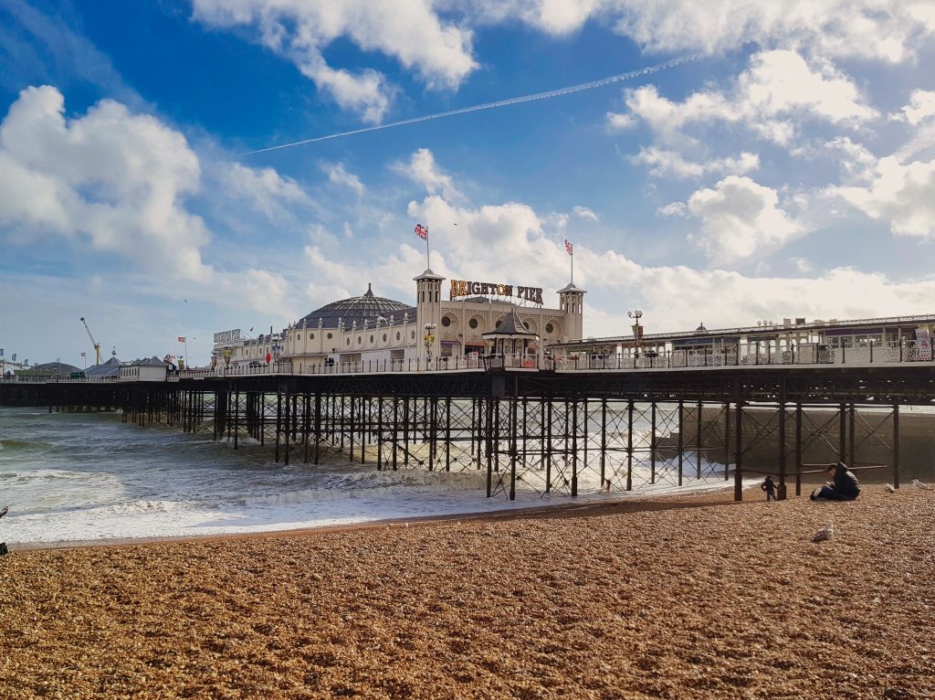 Kuvassa Brighton Pier rannalta käsin. Pier on meren ylle rakennettu iso laituri jonka päällä on ravintoloita ja kauppoja.