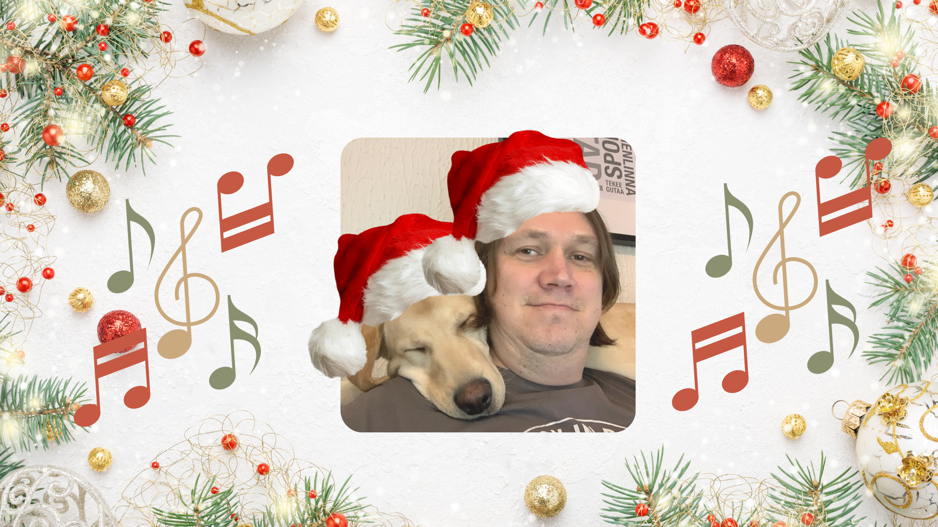reunoilla havunoksia ja joulukoristeita. Keskellä mies, jonka olkapään yli kurkkaa koira. Molemmilla tonttulakit päässä.