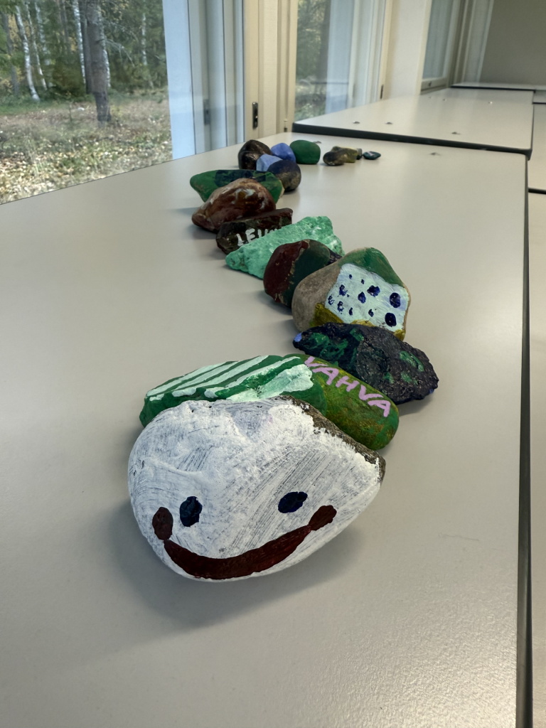 Maalatuista kivistä on muodostettu pöydälle voimatoukka.