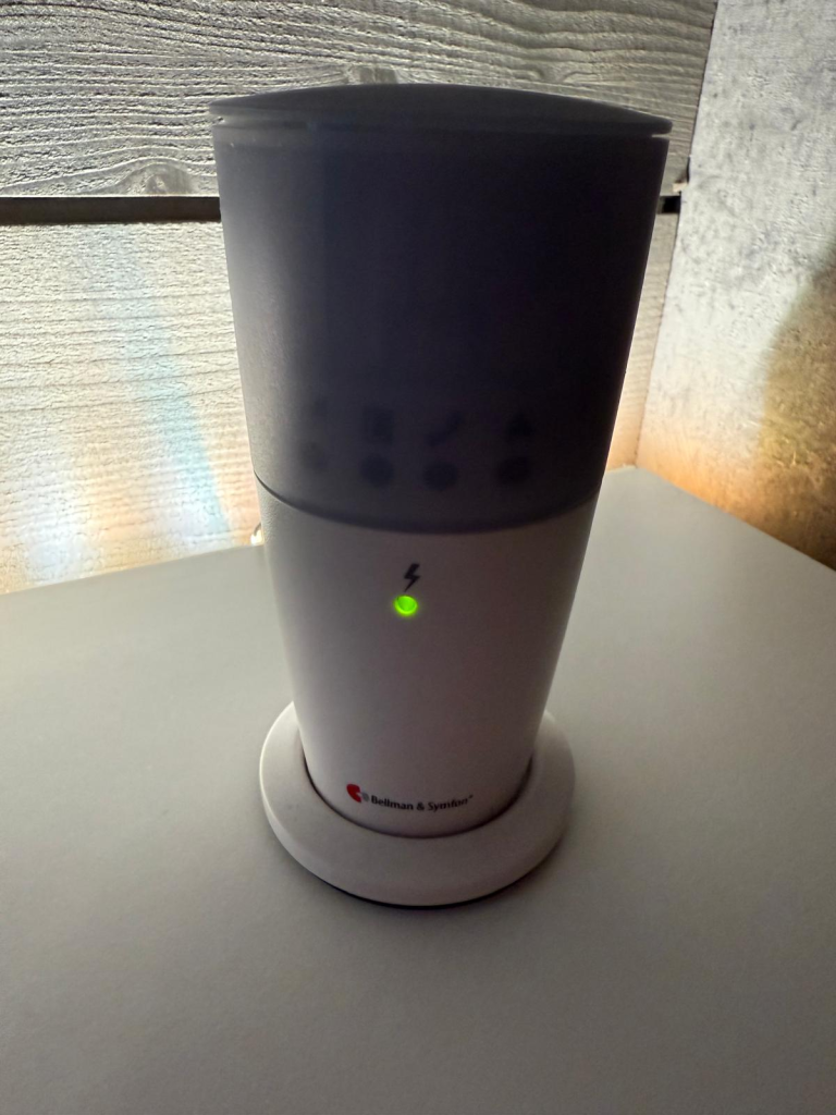 Kuvassa hälytinjärjestelmän vilkkuvalo. Kun ovikello tai palohälytin soivat niin tämä valo vilkkuu kameran salamavalon lailla. 
