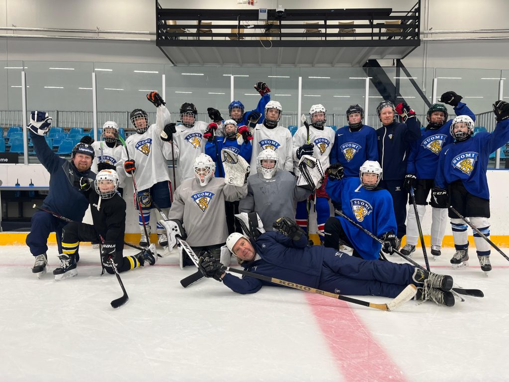 Deaf Lions Juniors -tiimi poseeraa jäällä yhteiskuvassa. 