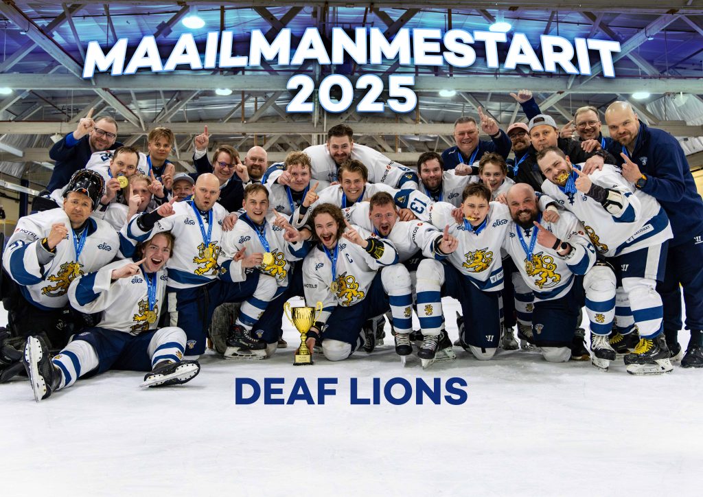 Deaf Lionsin pelaajat ryhmäkuvassa voittamansa pokaalin kanssa, tekstissä lukee Maailmanmestarit 2025, Deaf Lions.