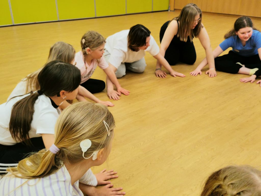 Joukko sisäkorvaistute lapsia piirissä