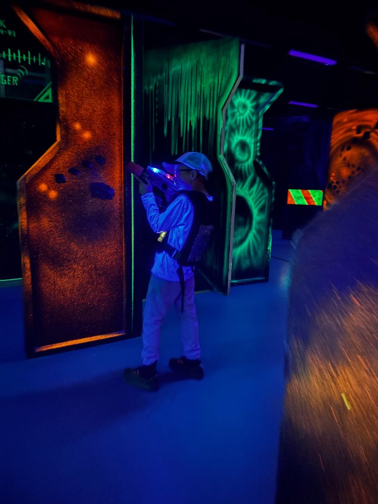 Osallistuja pelaamassa laserpeliä Megazonessa.