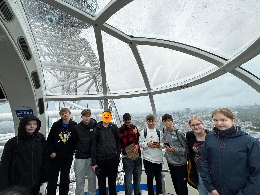 Kielimatkan nuoret osallistujat poseeraavat ryhmäkuvassa London Eyessa